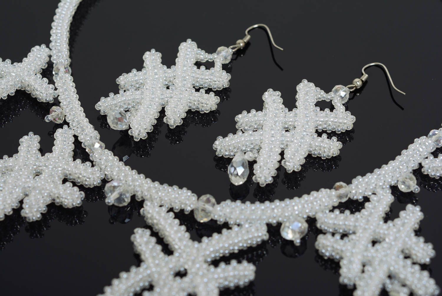 Parure de bijoux en perles de rocaille blanches faits main collier et boucles photo 5
