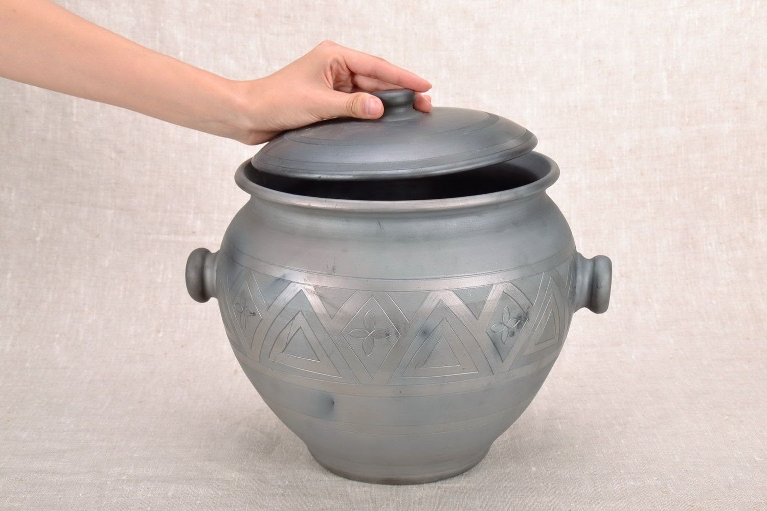 Pot avec couvercle en argile fait main photo 5