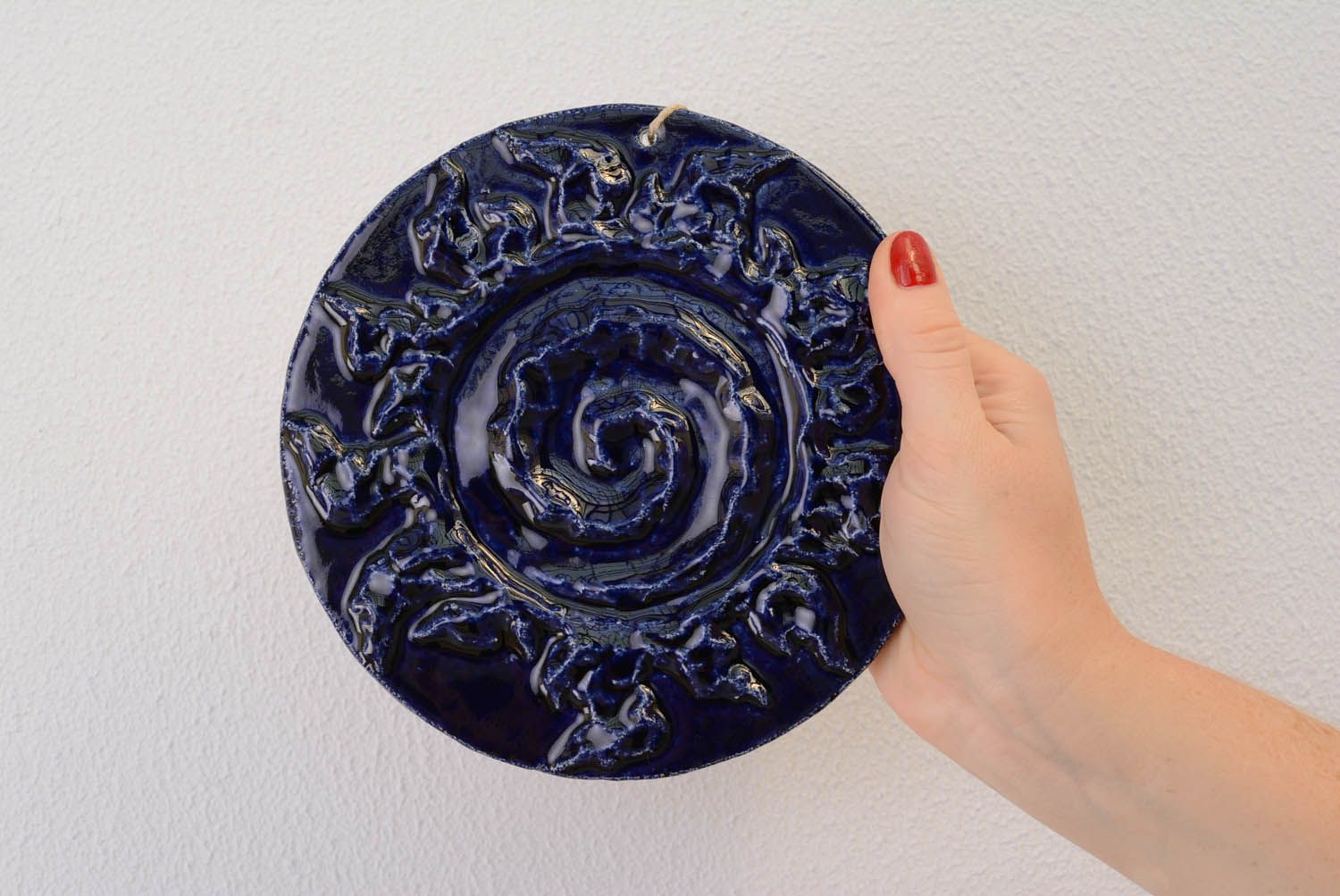 Prato -talismã redondo de argila feito à mão para decoração do interior em estilo étnico Spiral-sol foto 4
