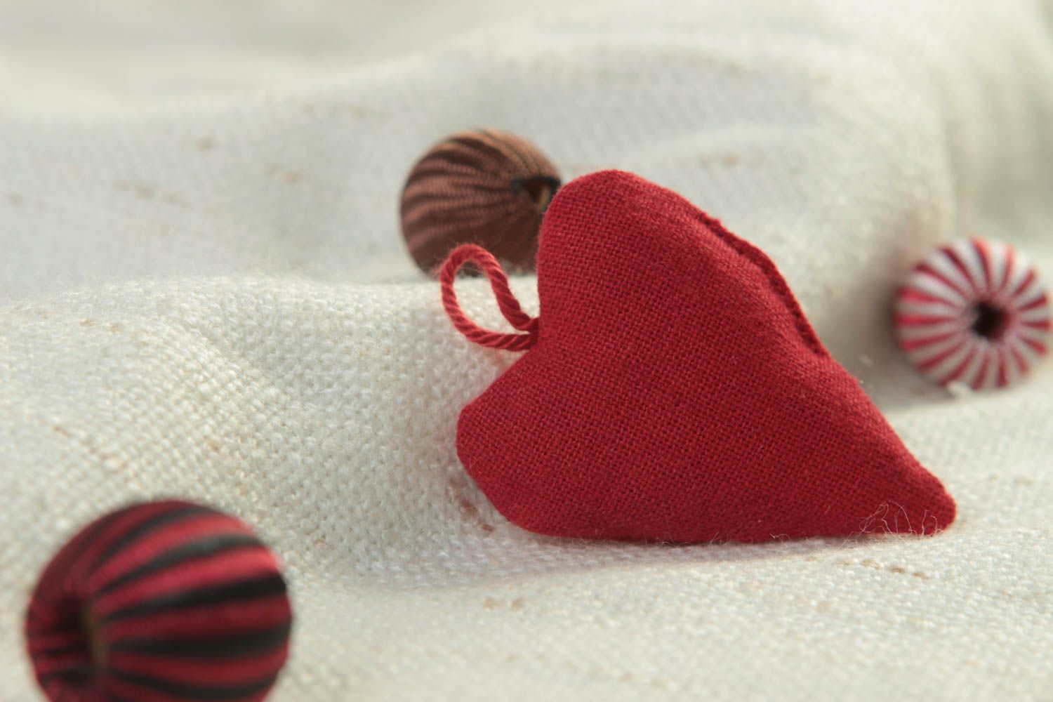 Маленькая мягкая игрушка сердце с петелькой из льна красная ручной работы фото 1