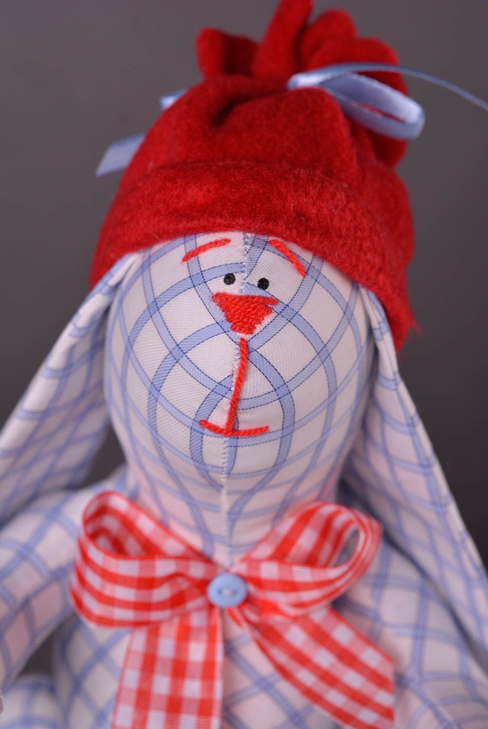 Jouet en tissu fait main Doudou bébé Jouet lapin en chapeau rouge Peluche déco photo 4
