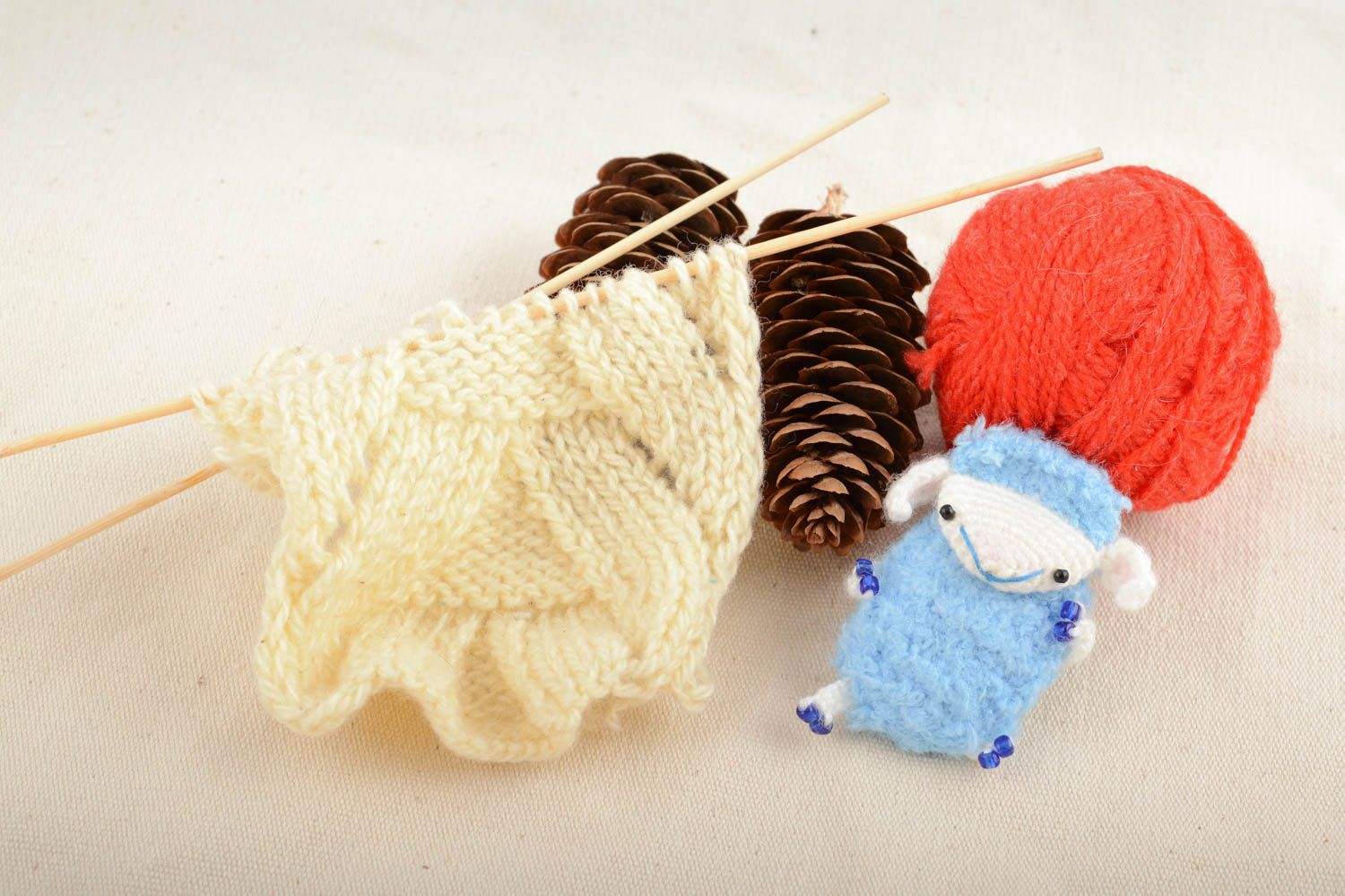 Мягкая вязаная игрушка магнит в виде овечки маленькая голубая ручной работы фото 1