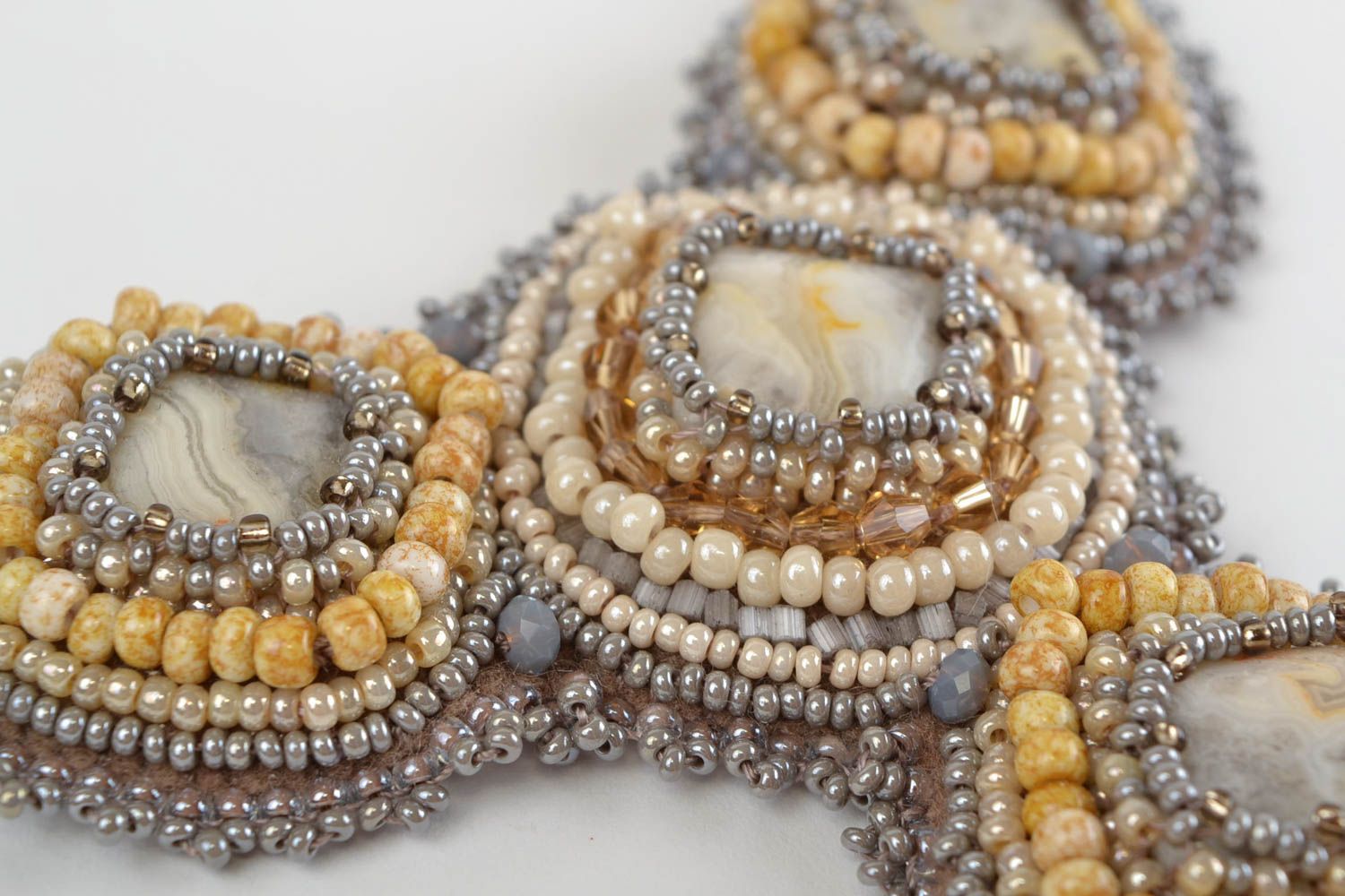 Collier en perles de rocaille et pierres fait main gris-jaune volumineux photo 4