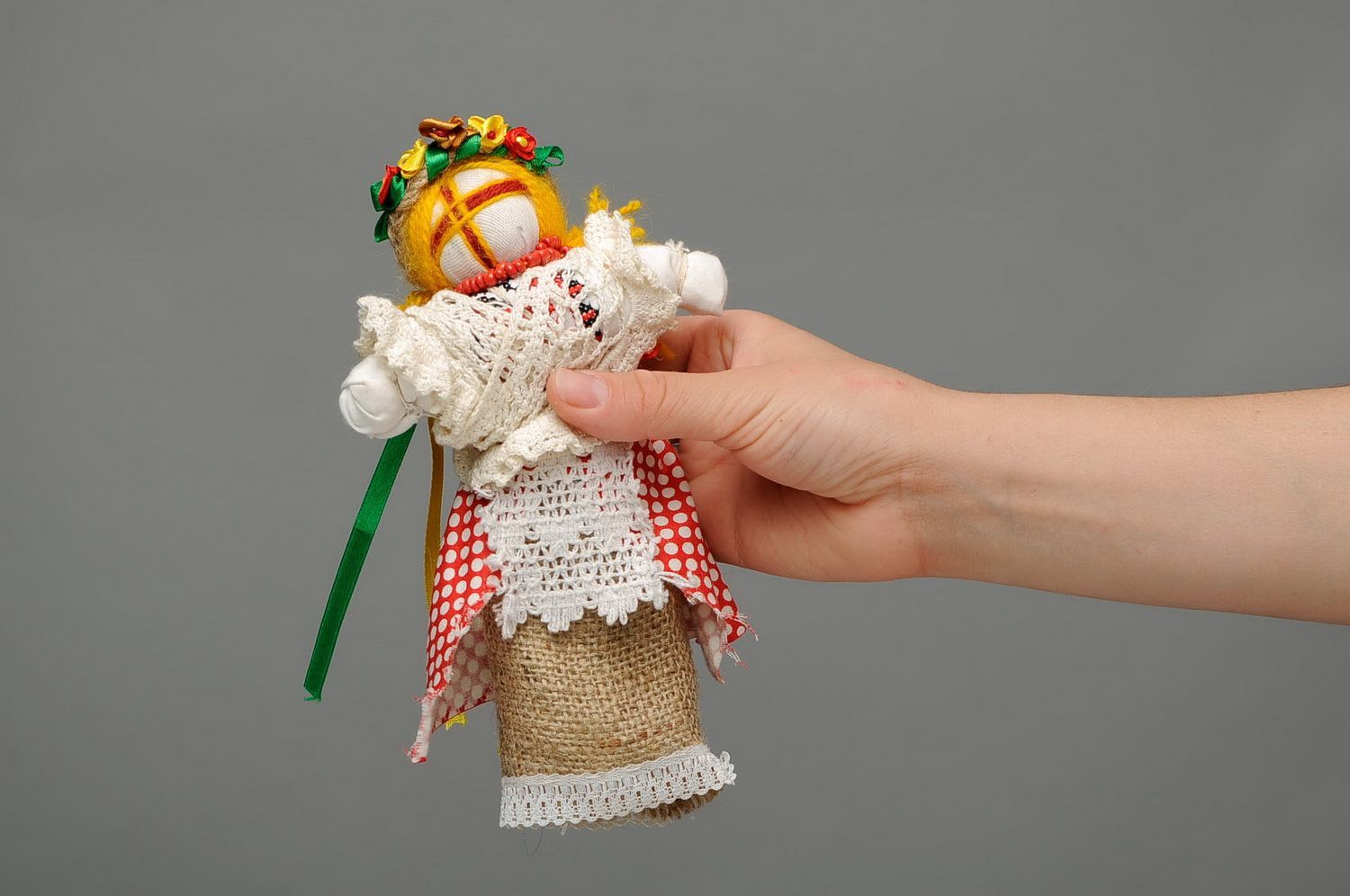 Bambola slava etnica di stoffa fatta a mano amuleto talismano giocattolo  foto 2
