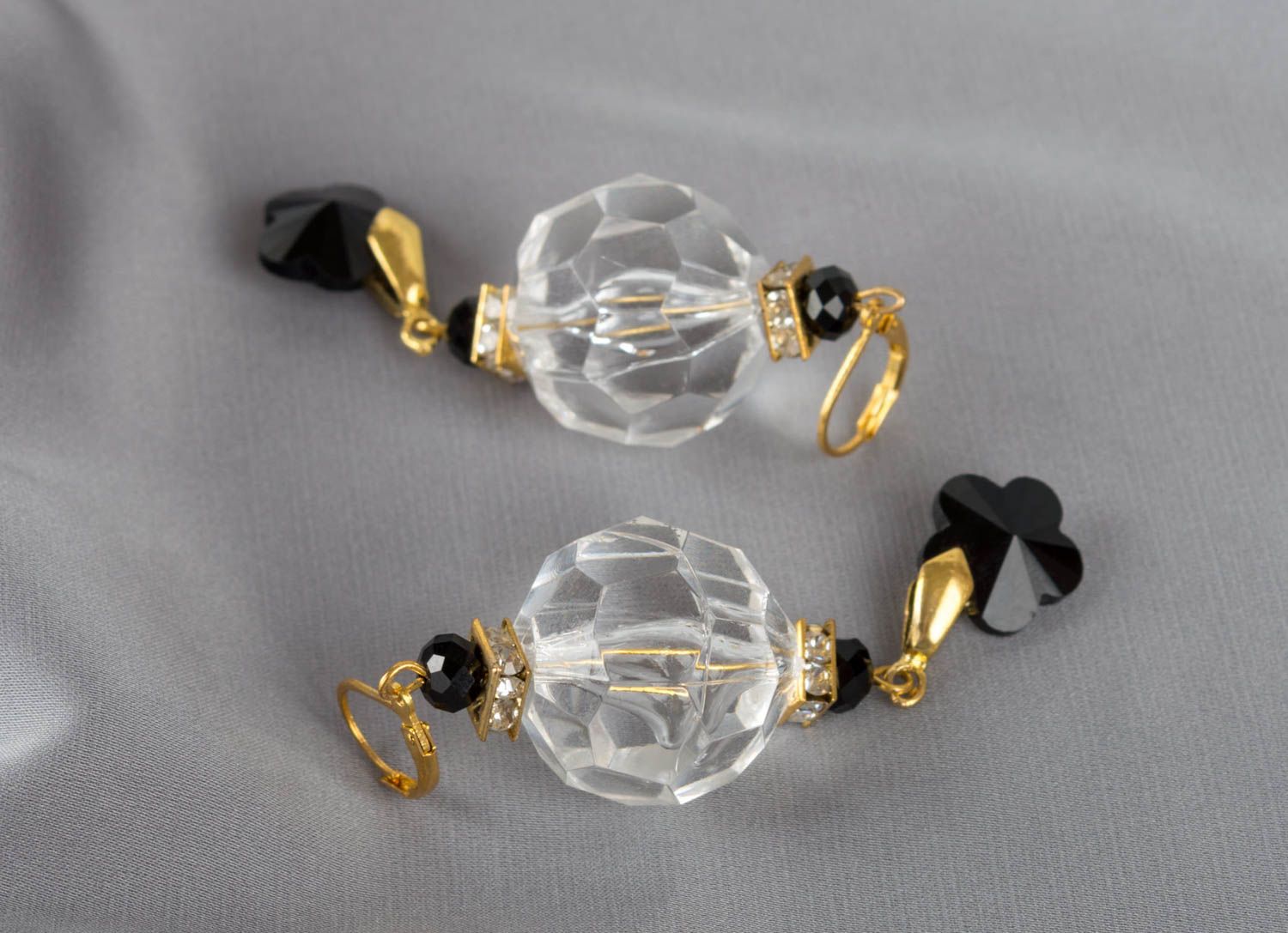 Прозрачные круглые серьги из кристаллов с черными цветочками ручной работы фото 1