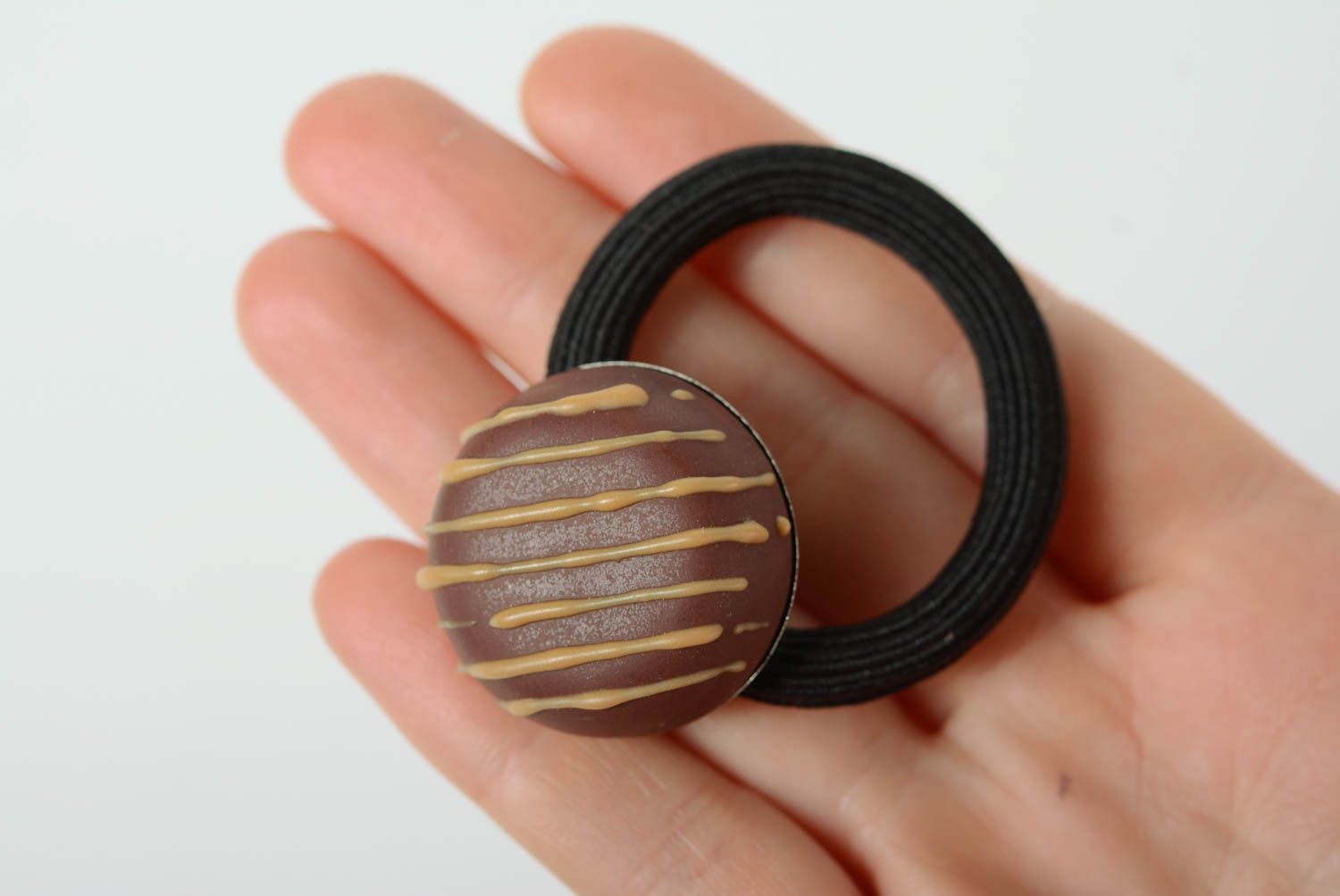 Handmade Haargummi aus Polymer Ton in Braun in Form vom schokoladenen Kuchen foto 3