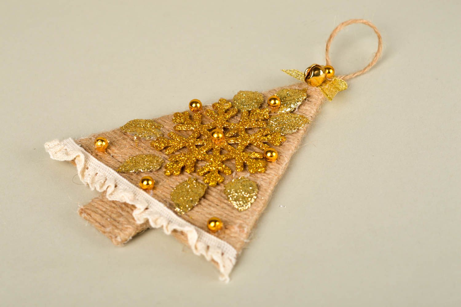 Игрушка елочка хенд мейд декоративная подвеска елочная игрушка золотая фото 2