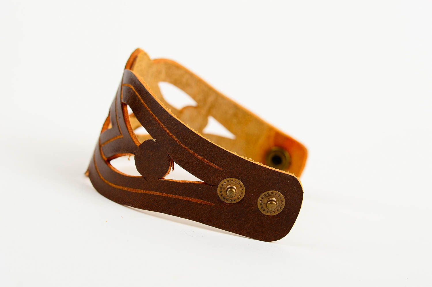 Brazalete artesanal accesorio para mujeres pulsera de cuero color marrón foto 4