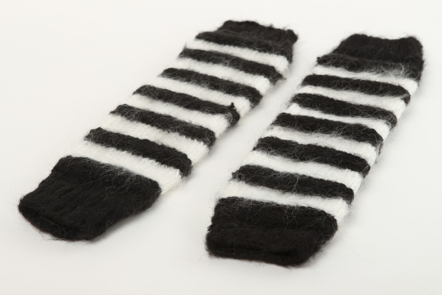 Handmade weiß schwarze Beinstulpen Accessoire für Frauen Beinstulpen Wolle  foto 3