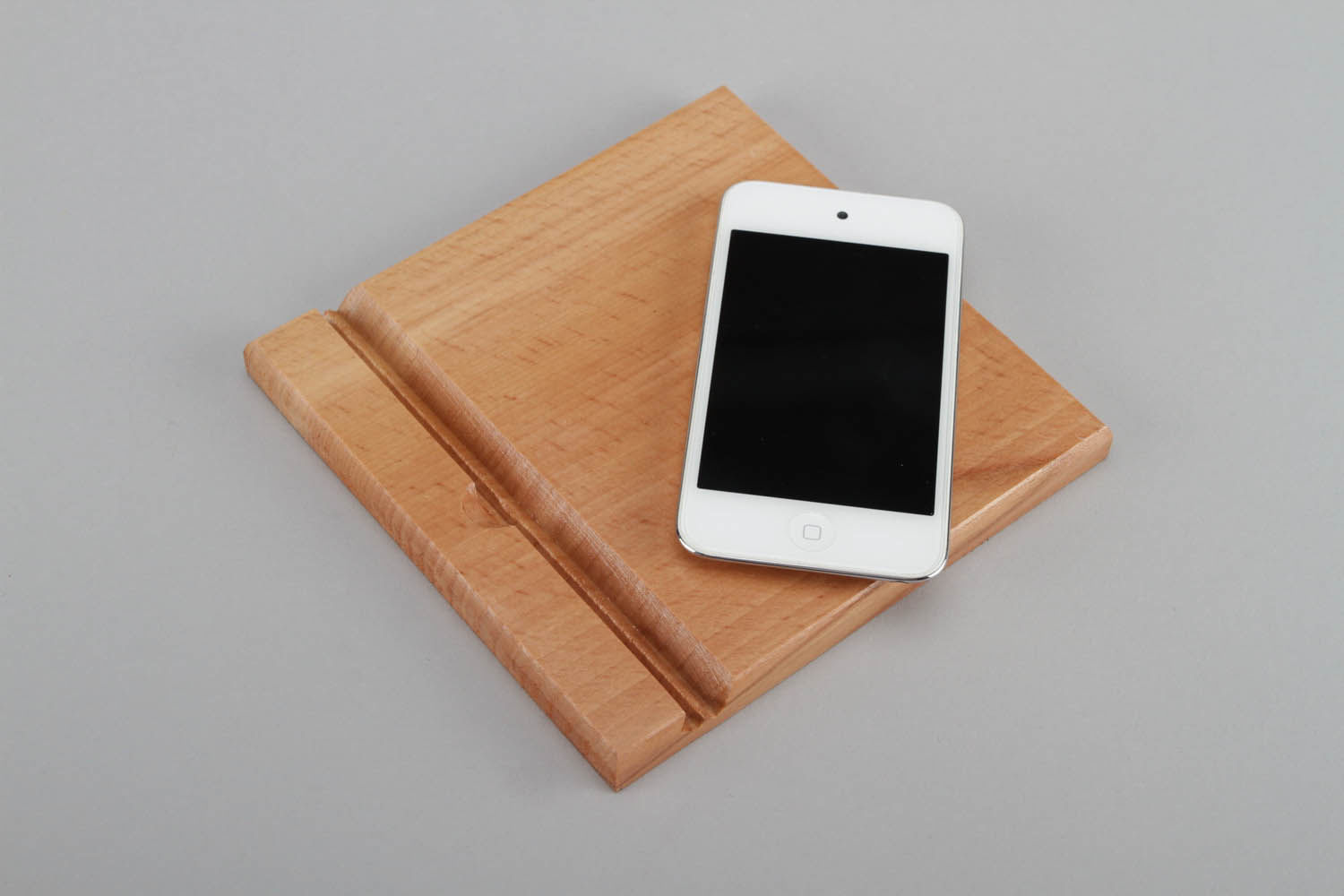 Деревянная подставка для телефона на стол