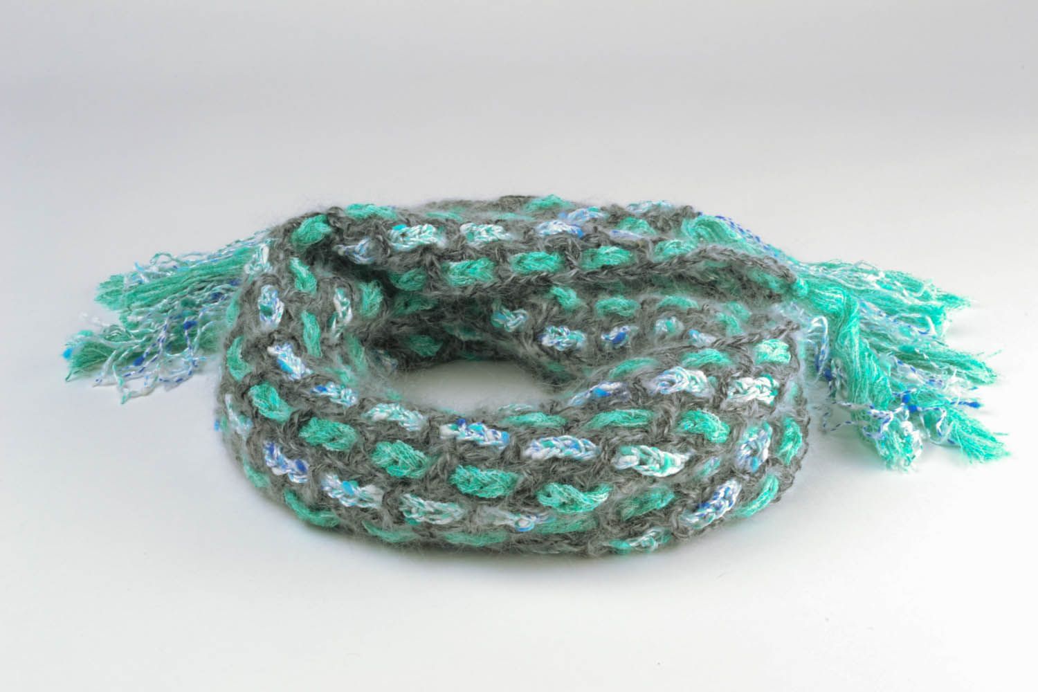 Écharpe tricotée au crochet gris turquoise photo 3