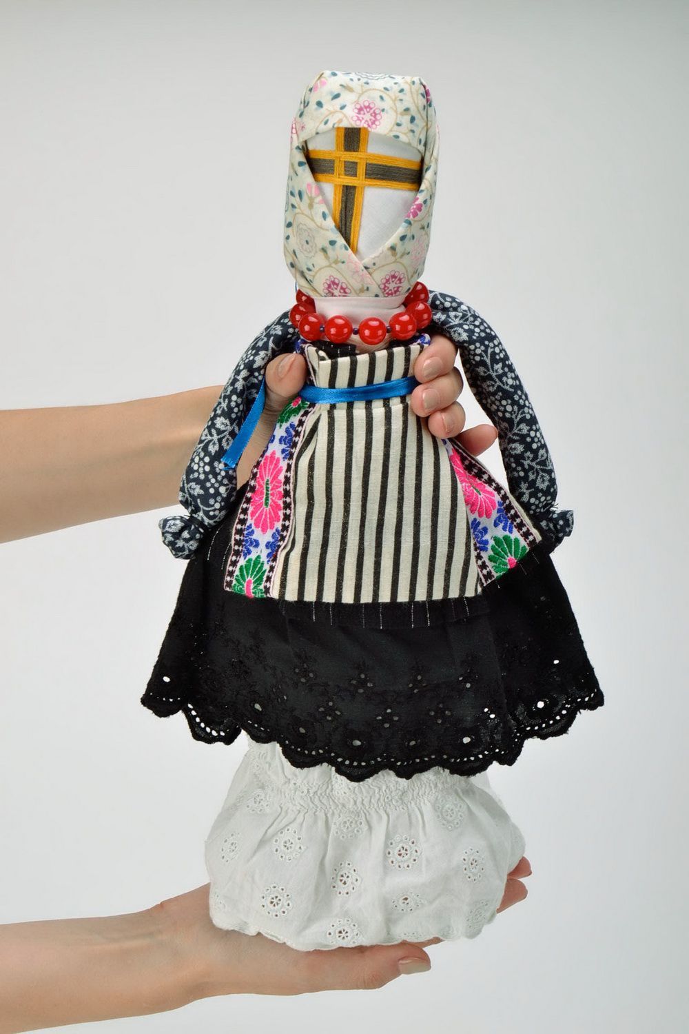 Künstlerische Puppe Motanka im schwarz-weißen Kleid foto 4