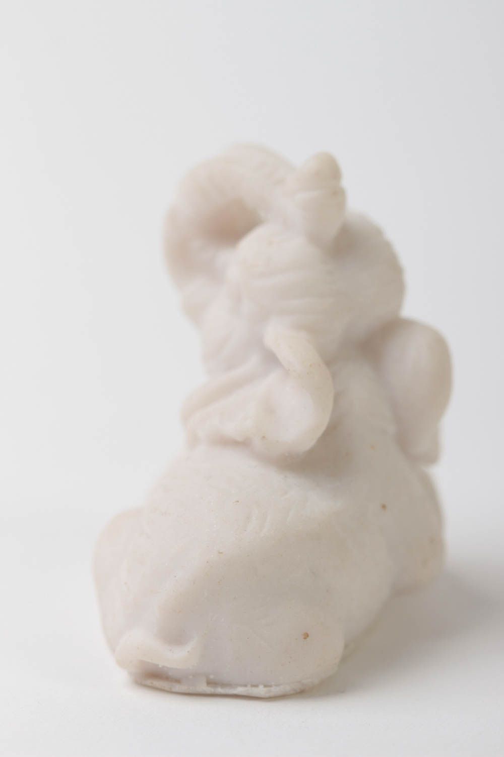 Миниатюрная статуэтка нэцкэ слон из полимерной смолы и мраморной пудрой хендмейд фото 4
