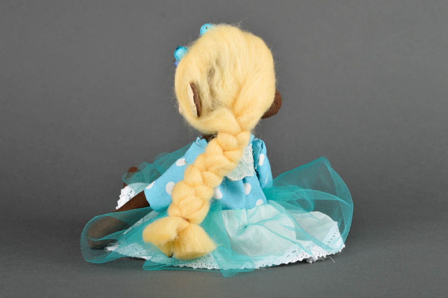 Juguete de peluche muñeca artesanal decoración de casa Mono en vestido azul foto 5