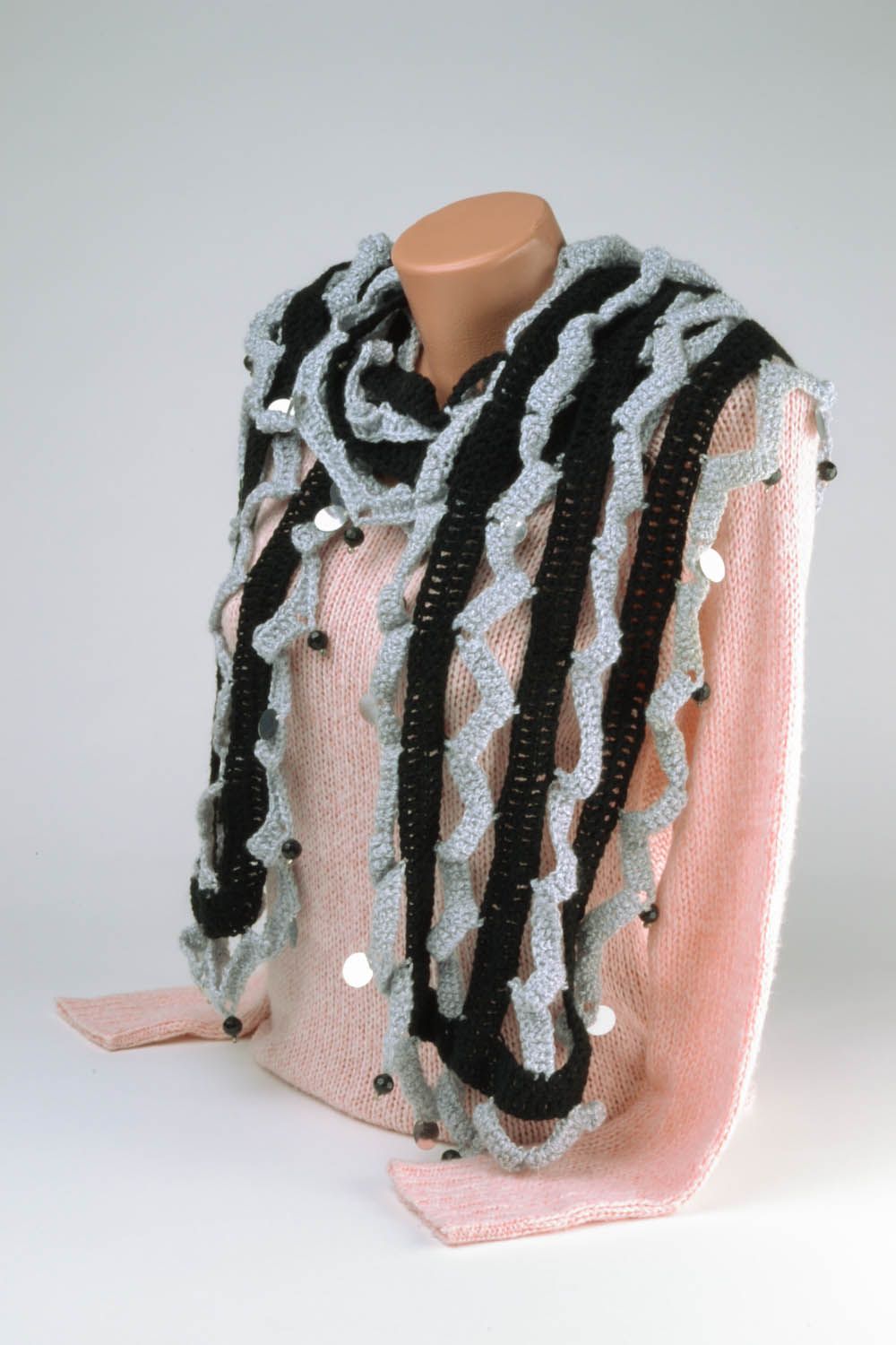 Écharpe tricotée au crochet gris noir photo 2