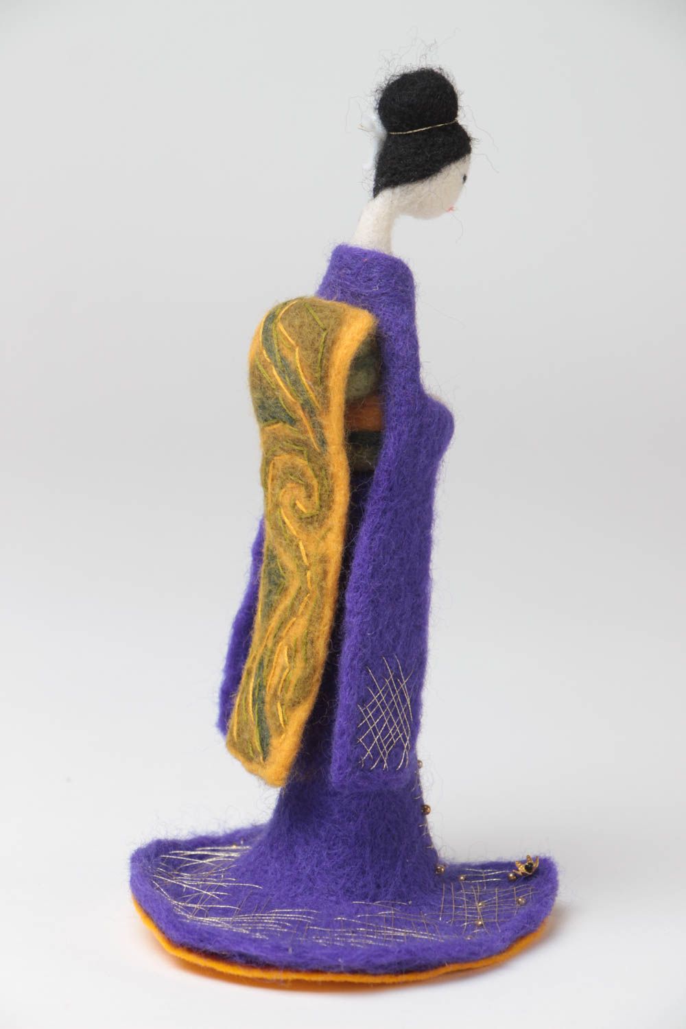 Handgemachte Figurine aus Wolle in Trockenfilzen Technik kleine Geisha für Haus foto 4