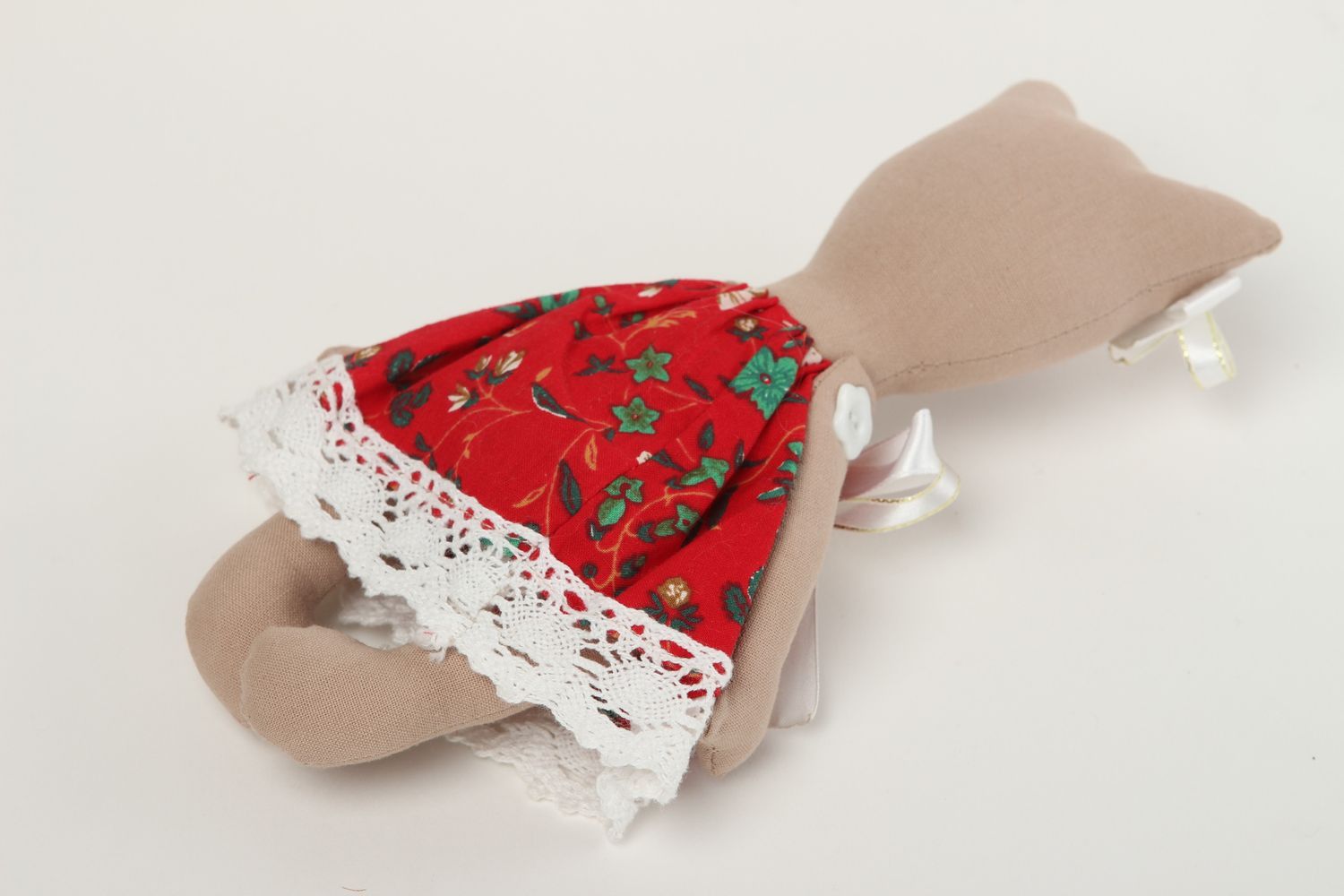 Handmade Kuscheltier Katze im roten Kleid Stoff Spielzeug Geschenk für Kinder  foto 4