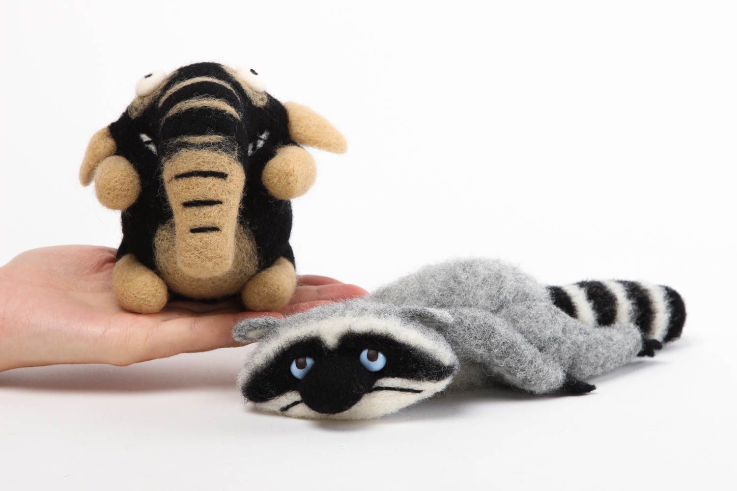 Handmade Spielzeug Set Tiere gefilzt kleine Kuscheltiere Elefant und Waschbär foto 5