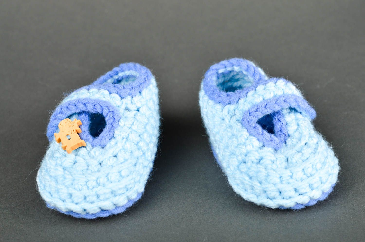 Handgefertigte Schuhe in Blau gehäkelte Babyschuhe Geschenk für Kleinkinder foto 1