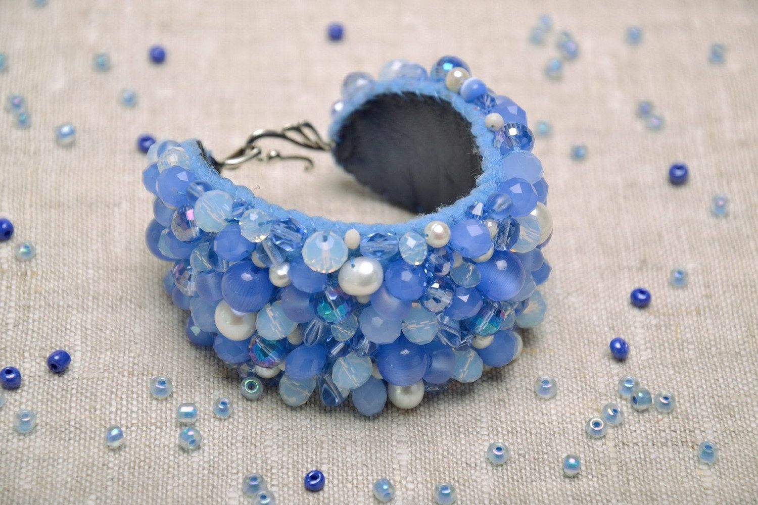 Pulseira artesanal com cristais azuis e pérolas foto 5