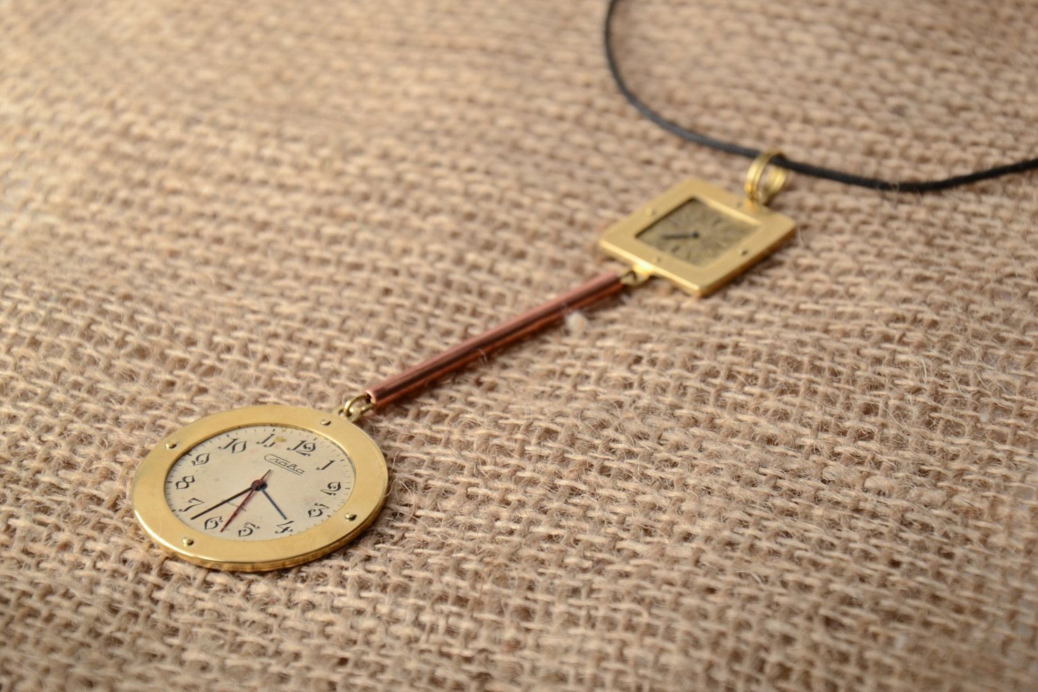Origineller runder Anhänger Steampunk aus Gelbkupfer mit Uhr handmade für Damen foto 1