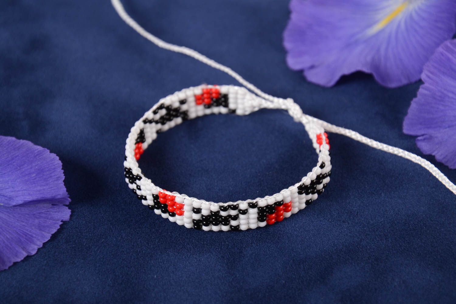 Bracelet en perles de rocaille fait main style ethnique blanc noir rouge femme photo 1