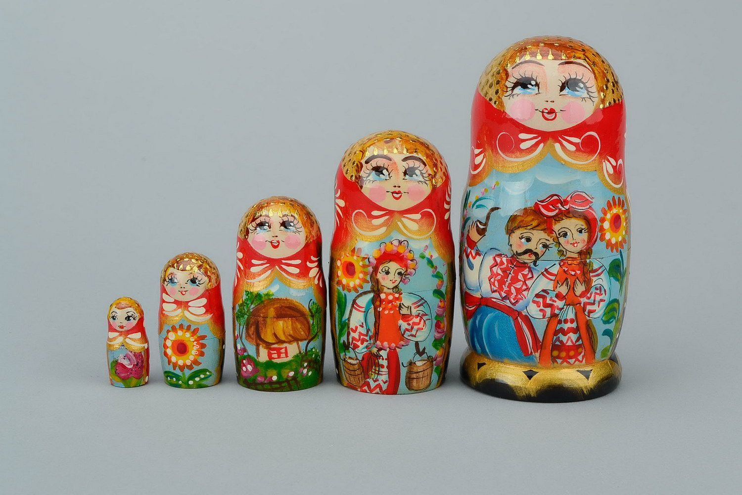 Matrioshka Pareja que camina Matrioshka es la muñeca de madera con vestido ruso campesino, que contiene otras de menor tamaño foto 5