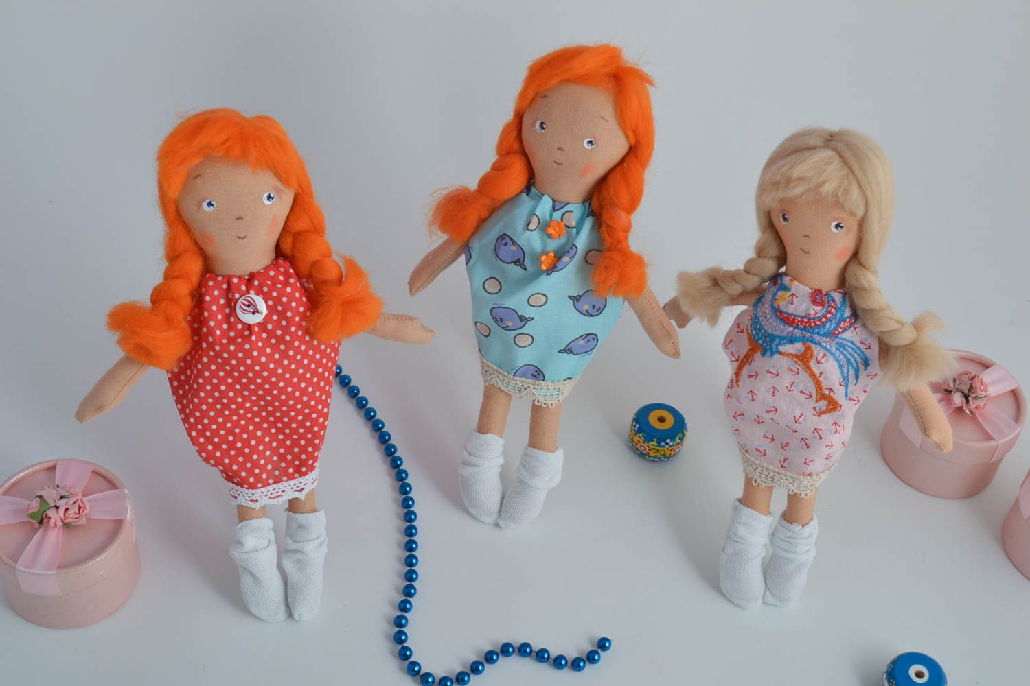 Poupées en tissu 3 Jouets pour enfant fait main petits Déco chambre fille photo 1