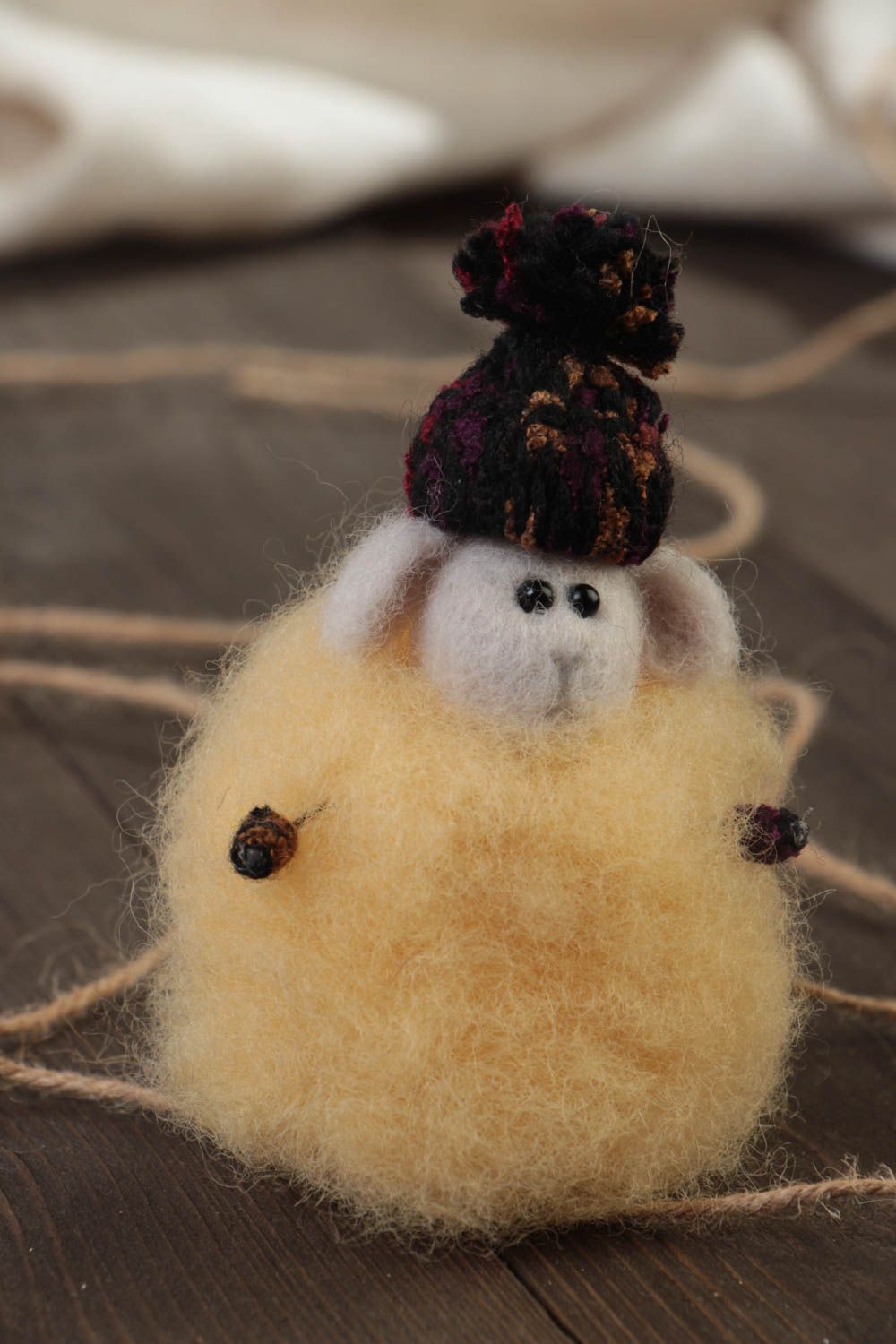 Jouet mou brebis en bonnet fait main laine technique de feutrage original photo 1