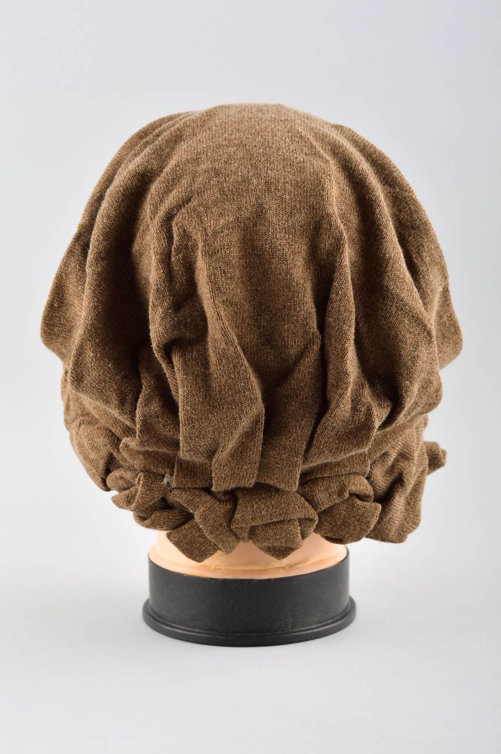 Bonnet tombant femme fait main marron en tissu tricoté Couvre-chef femme photo 3