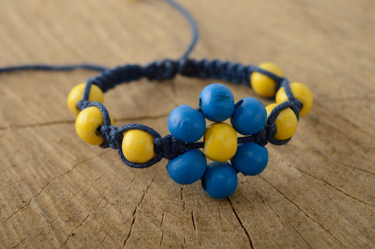 Bracelet en macramé avec perles en bois bleu et jaune fait main pour femme photo 1