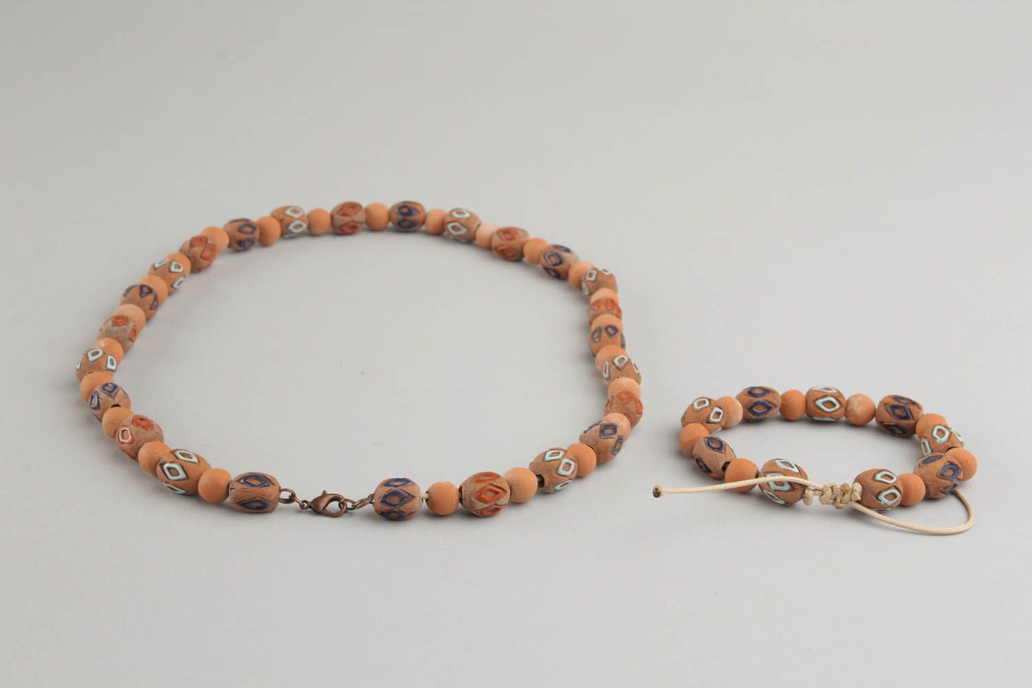 Conjunto de jóias de argila colar e pulseira no estilo étnico pintados com tintas acrílicas foto 4