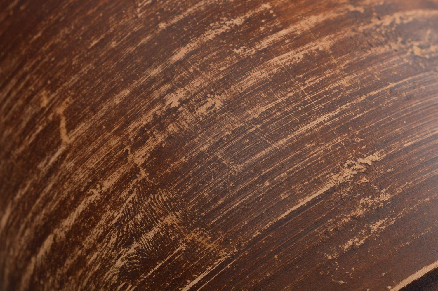 Глиняная чашка коричневая ручной работы объемом 400 мл с кантом снизу красивая фото 5