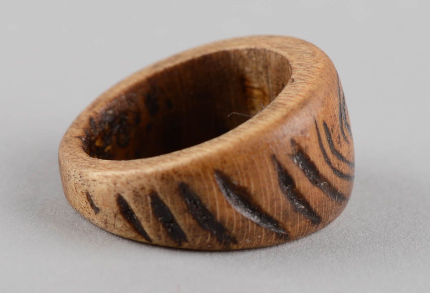 Дизайнерское украшение хенд мейд кольцо из дерева красивое изделие из дерева фото 10