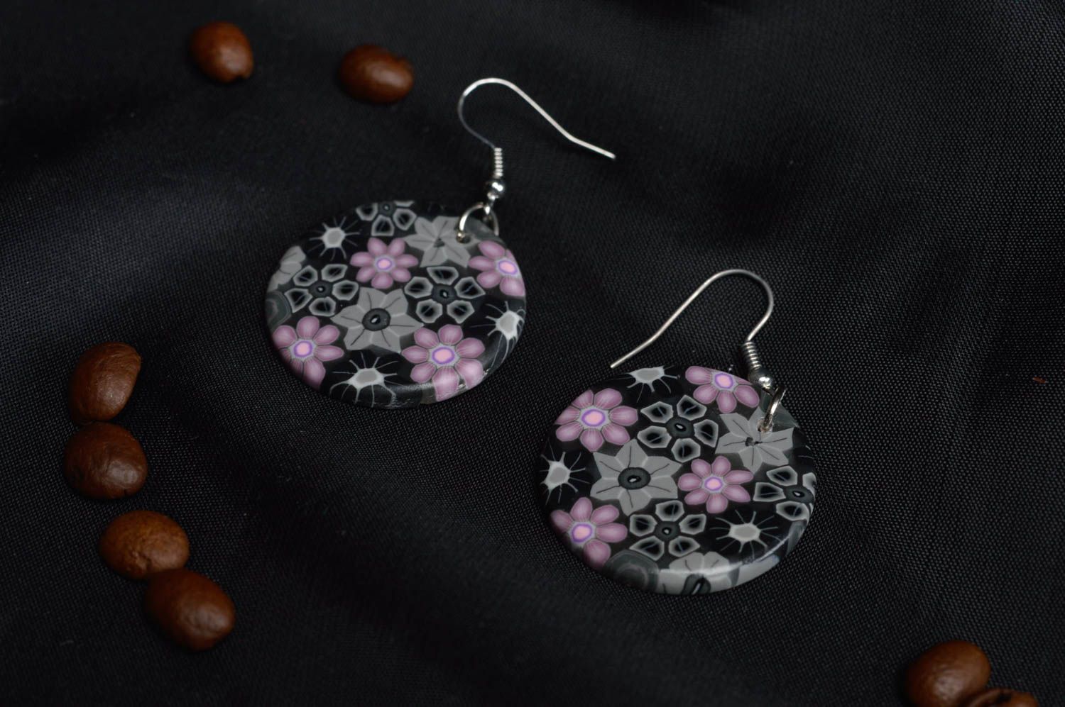 Boucles d'oreilles en pâte polymère rondes noires à motif floral faites main photo 1