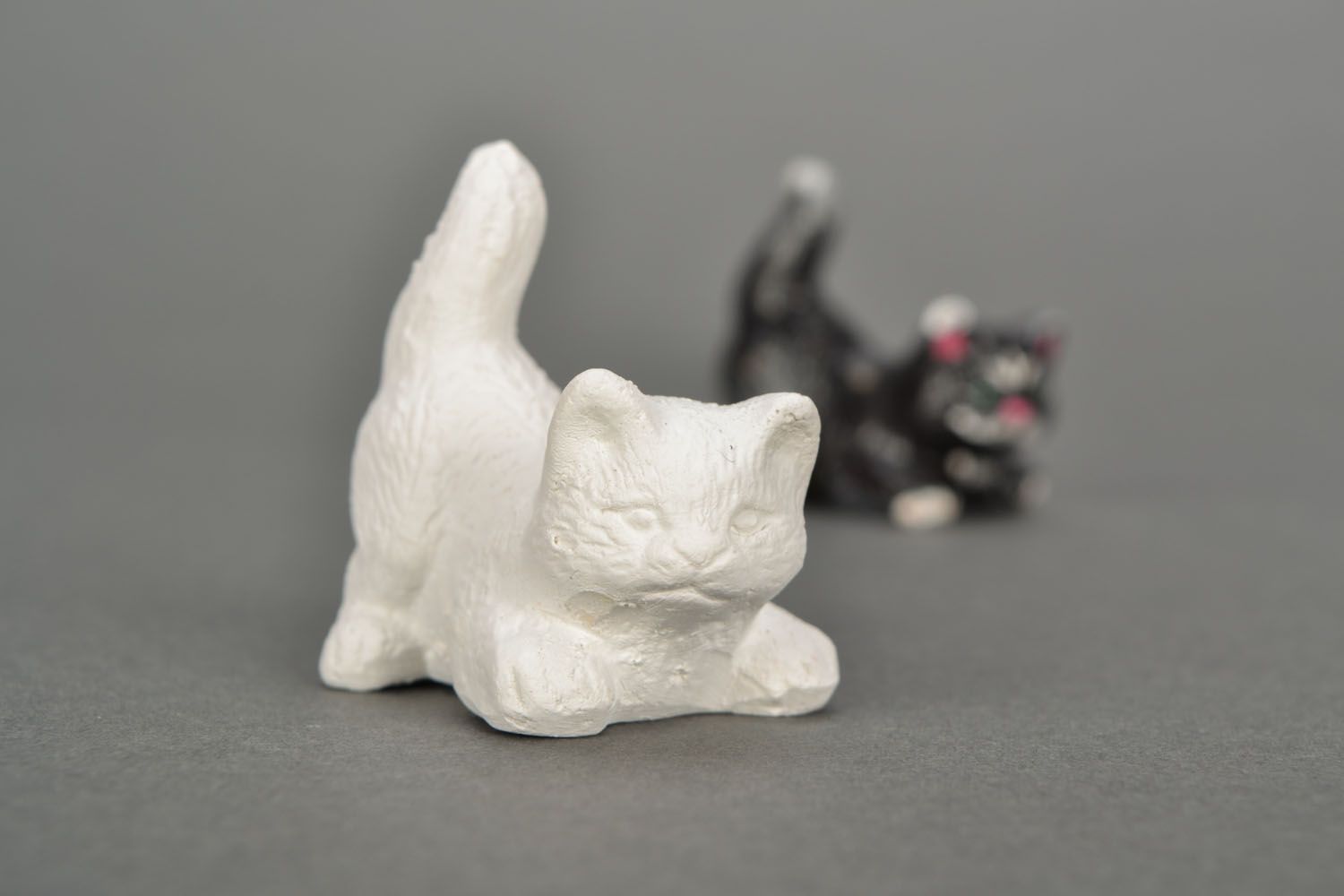 Pieza en blanco, figura de yeso con forma de gatito  foto 1