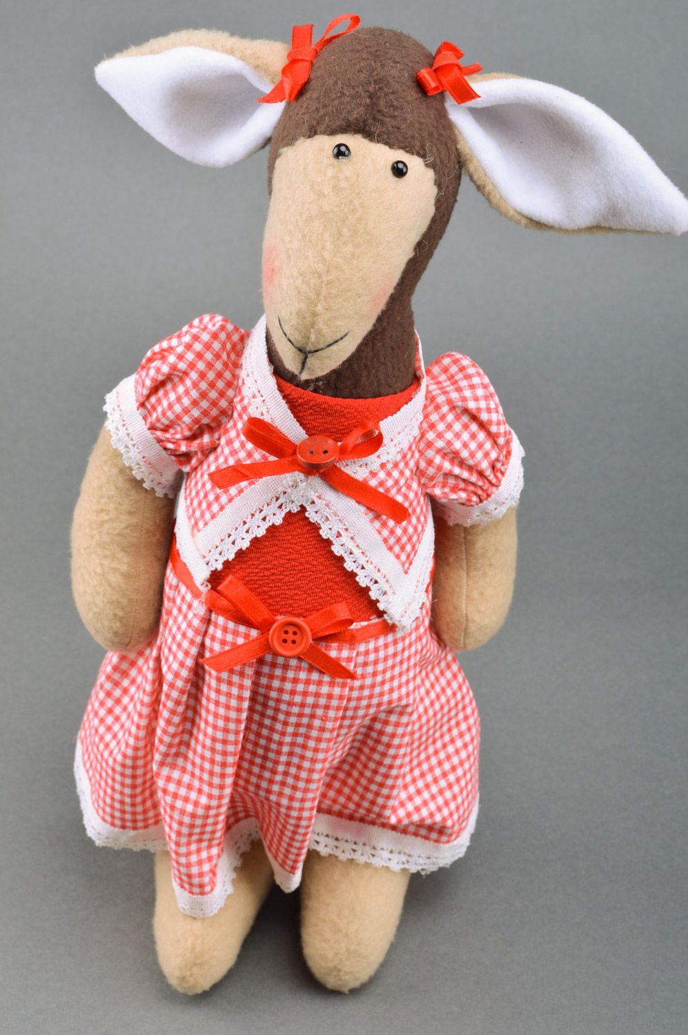 Juguete de peluche artesanal con forma de oveja con vestido a cuadros foto 2