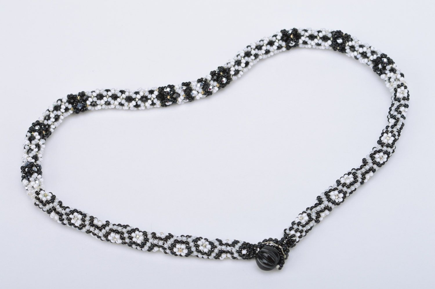 Collier spirale en perles de rocaille tressé noir blanc bijou de créateur photo 5