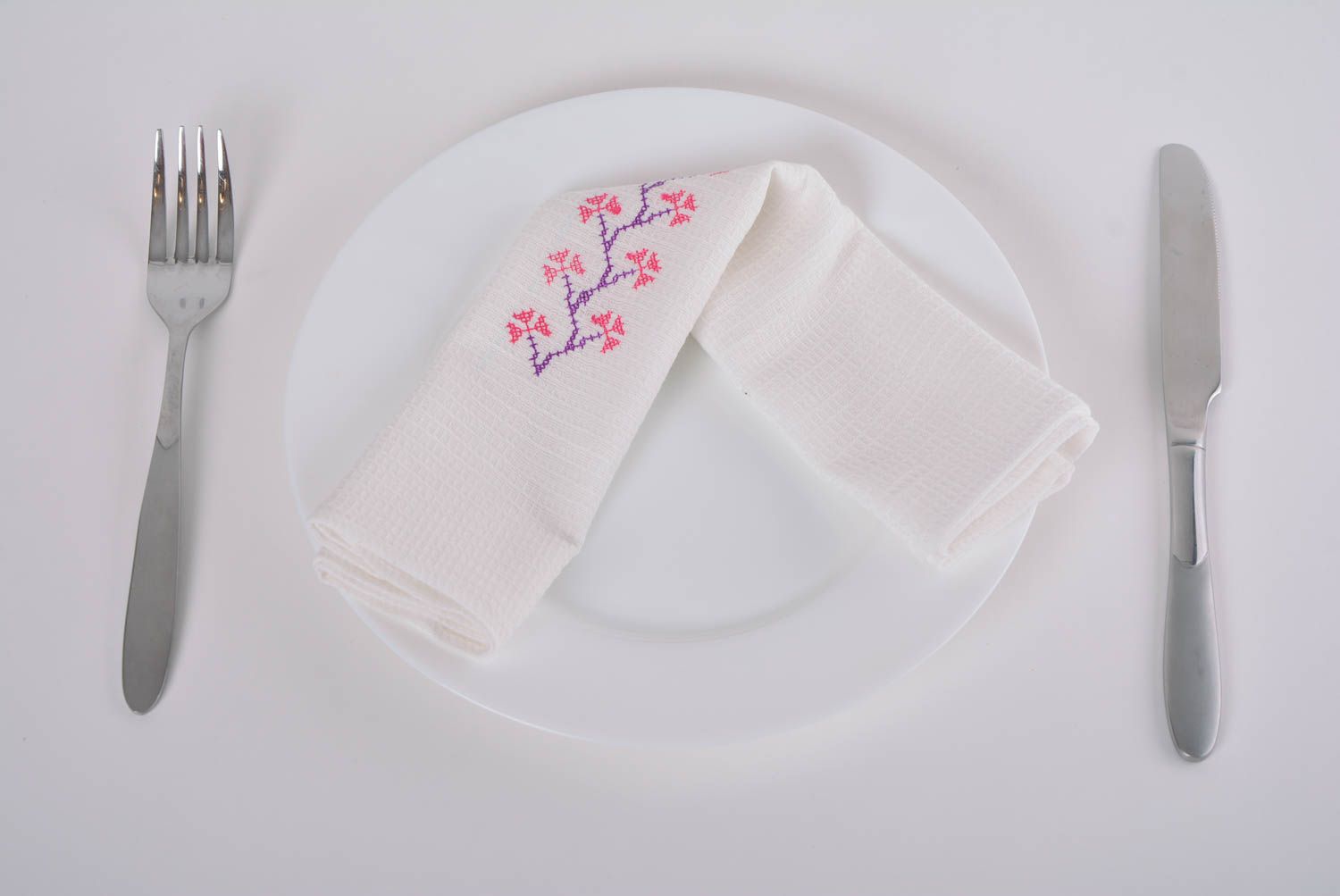 Deko Serviette mit Stickerei aus Baumwolle mit Blumen Muster handmade in Weiß  foto 1