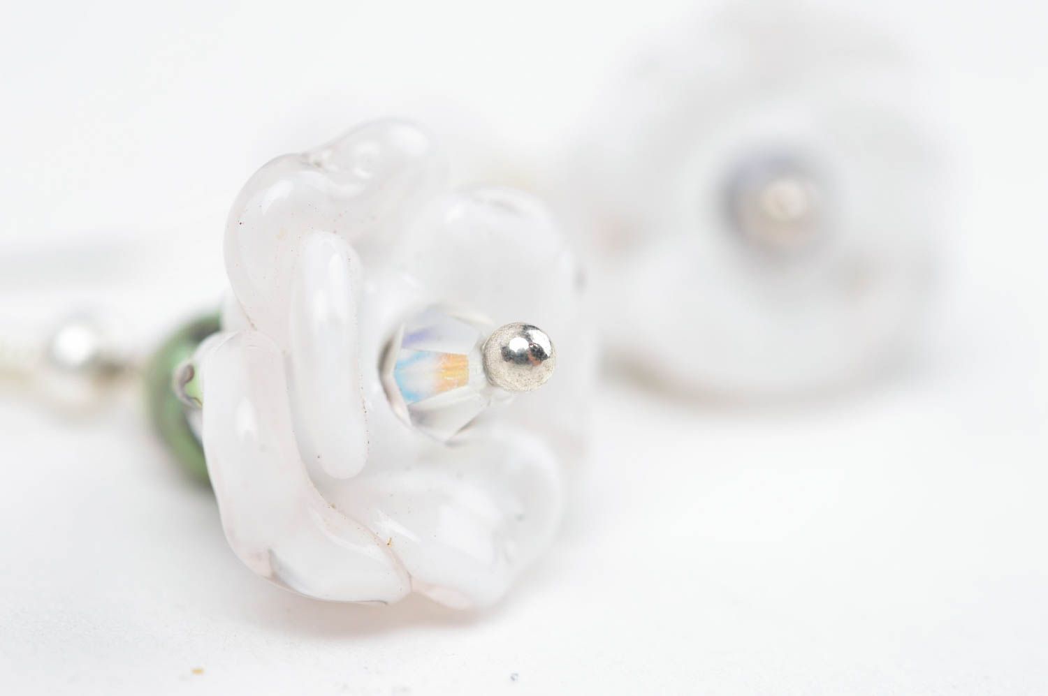 Boucles d'oreilles fleurs Bijou fait main en verre blanches Cadeau femme photo 2