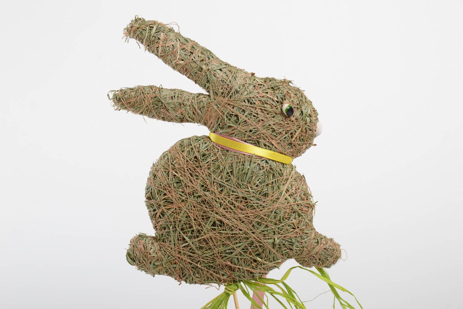Кролик на палочке из травы лесной ручной работы оригинальный декор красивый фото 4