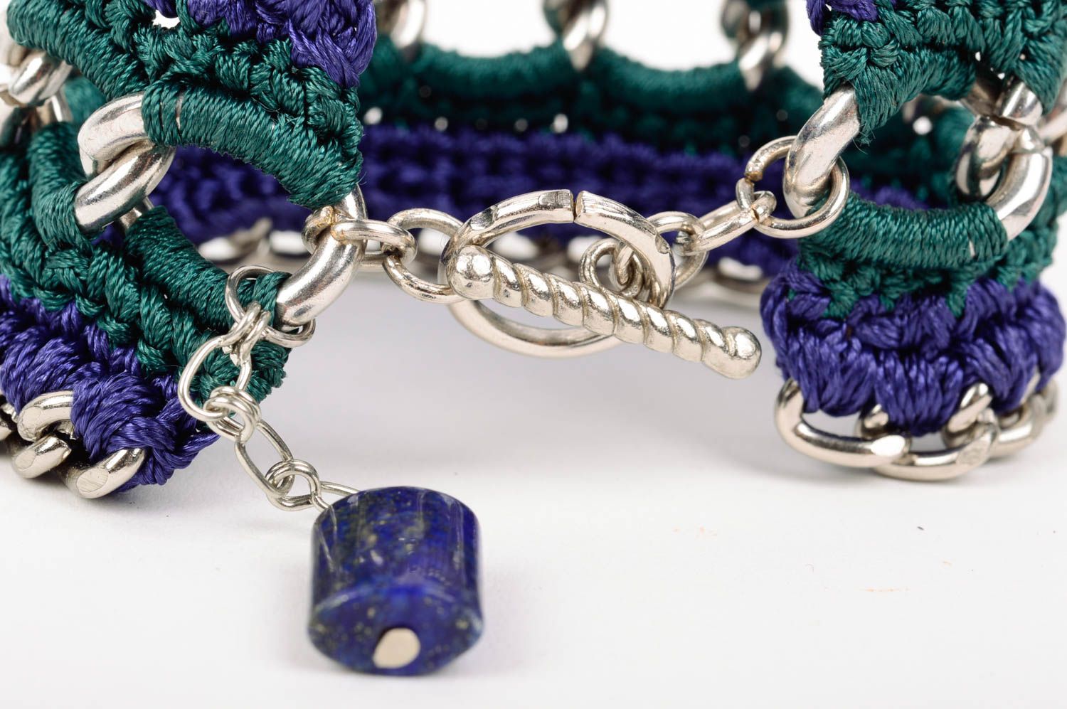 Яркий плетеный браслет из шелковых ниток ручной работы на цепочке для девушек фото 5