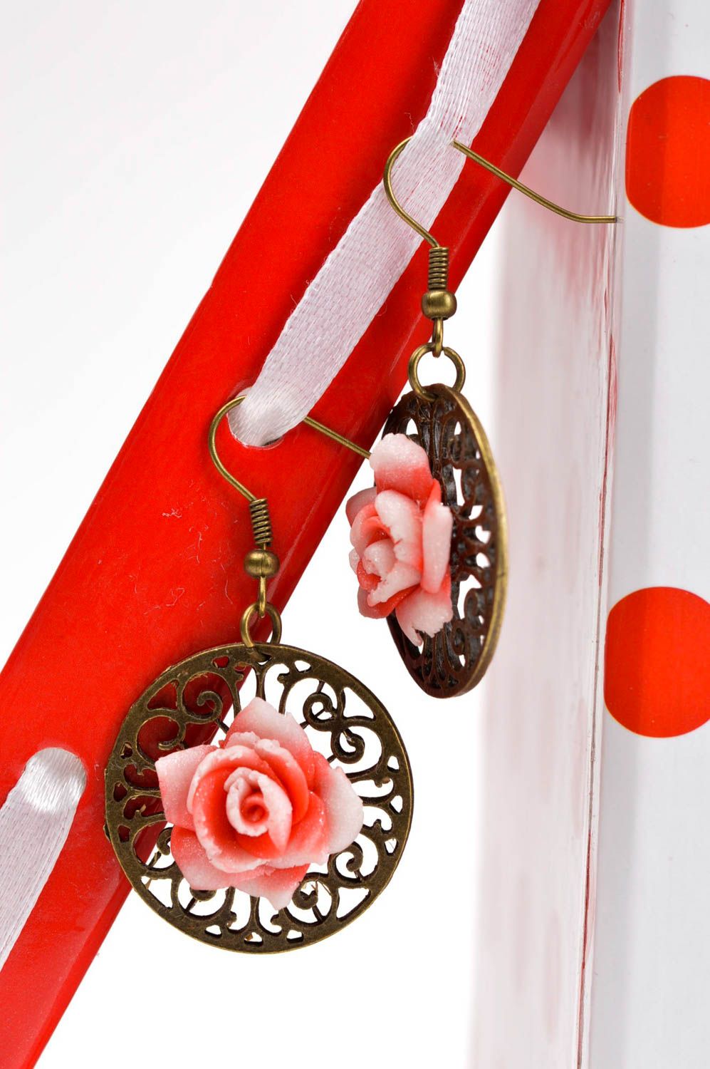 Pendientes de arcilla polimérica bisutería artesanal con rosas accesorio de moda foto 1