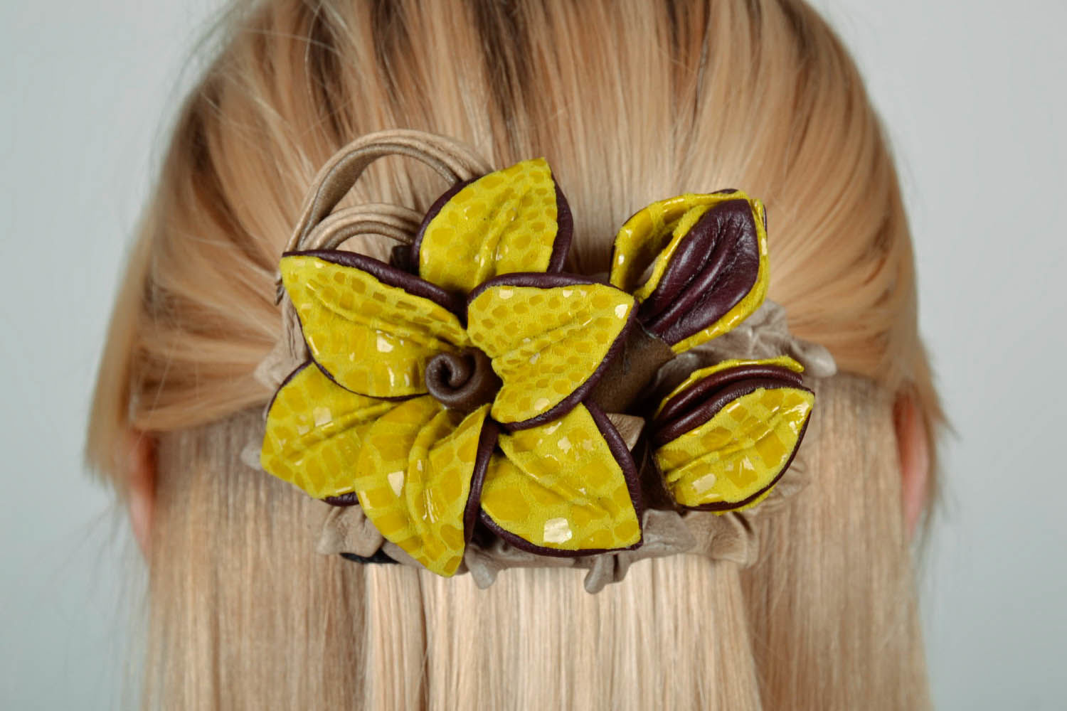 Barrette à cheveux avec fleur en cuir photo 5
