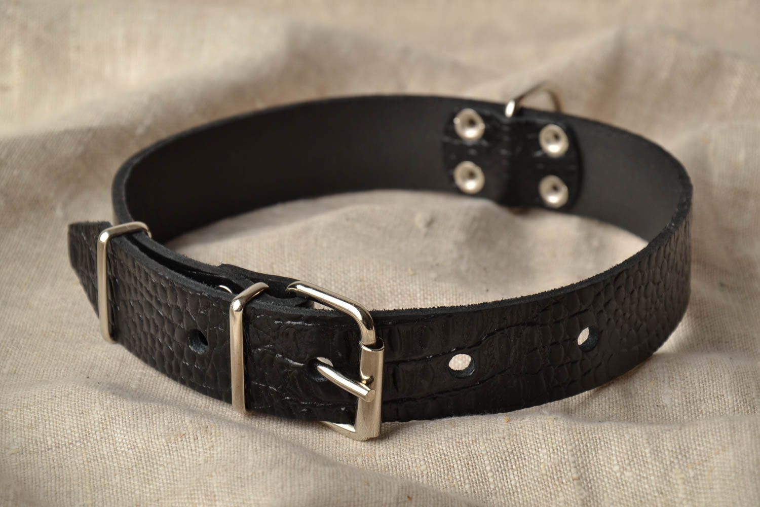 Collier de chien original artisanal réglable en cuir noir estampé fait main photo 1