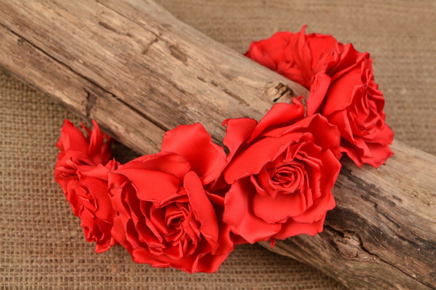 Diadema para el pelo original de raso y satén con forma de rosas rojas hecha a mano foto 1