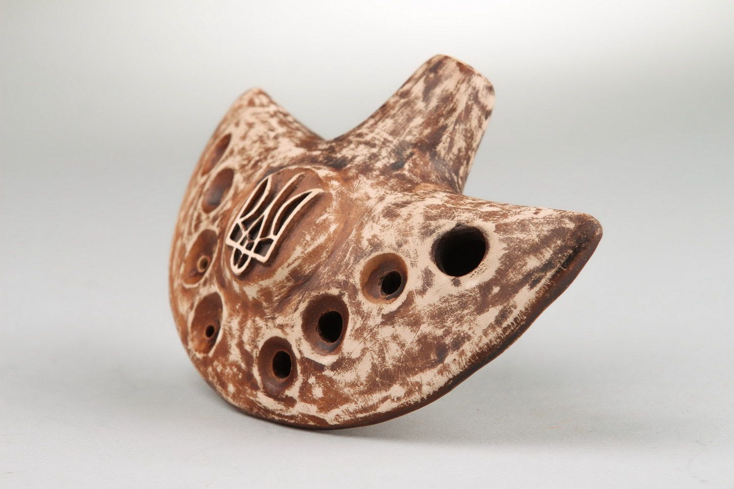Ocarina, globular flute made of clay with trident photo 4