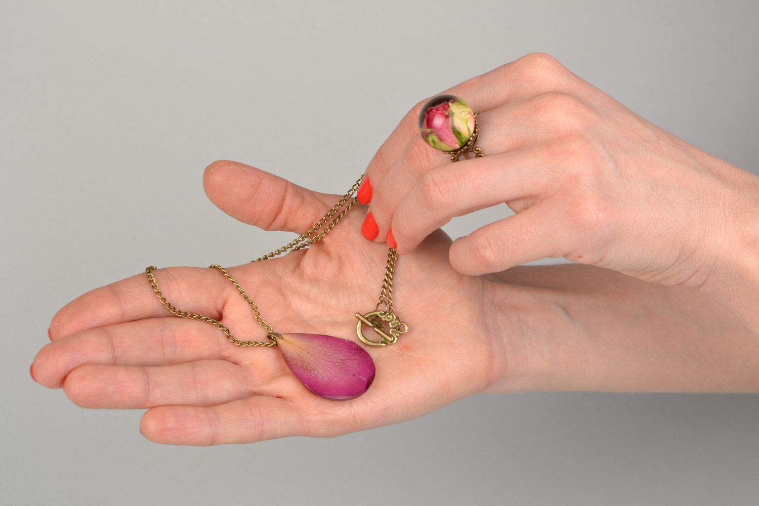 Кольцо и кулон с живыми цветами внутри под эпоксидной смолой набор украшений ручной работы фото 2