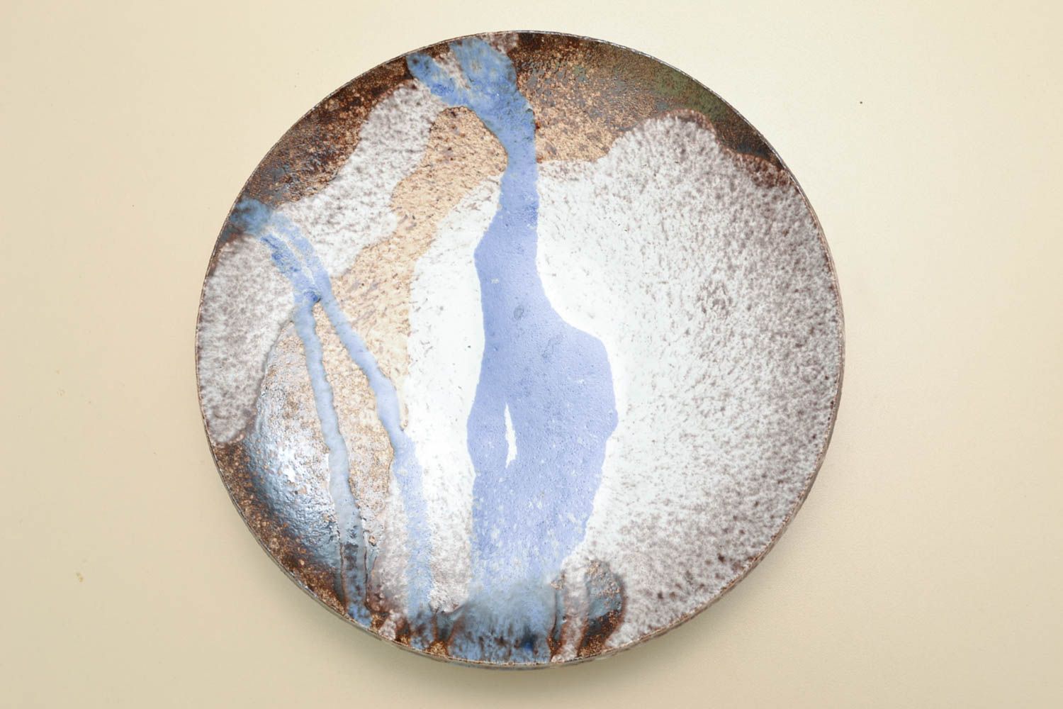 Необычная тарелка из глины плоская с глазурью  фото 1
