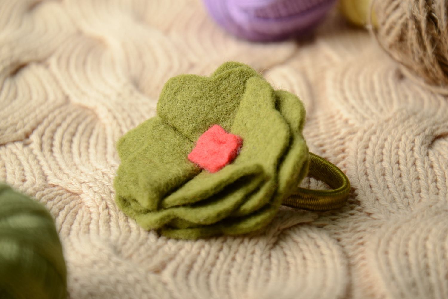 Handmade Haargummi mit Blume aus Filz grün foto 1